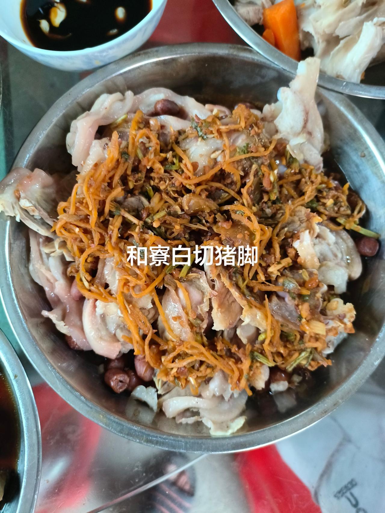 还是和寮的白切猪脚好吃，猪脚蘸料都一级棒白切猪脚 这是真正的硬菜