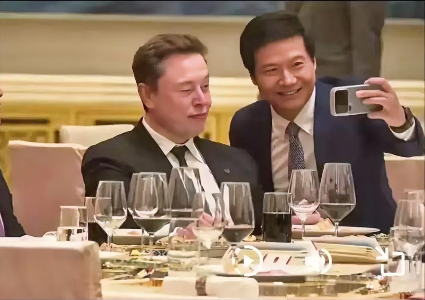 昨天晚上雷军与马斯克在国宴前的互动刷屏了！不少人认为，马斯克不动如山还做出怪异表
