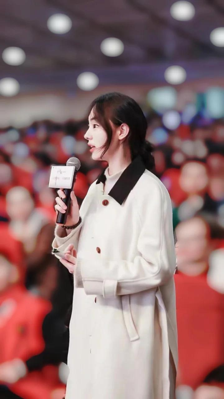 “罗翔老师，您好!我是法学院21级本科生”是谁在讲座上做提问加献花的幸福小孩有些