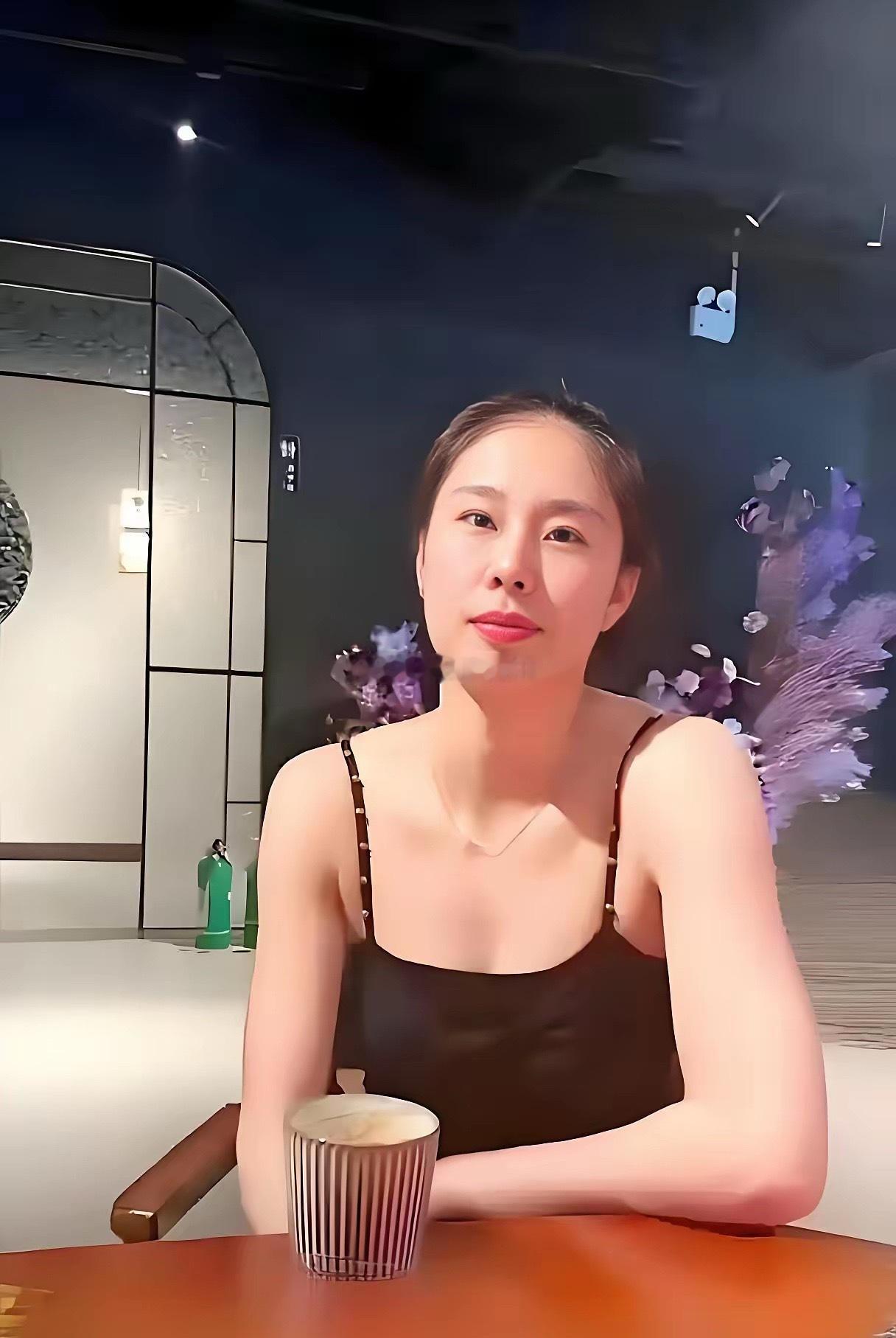 王思雨公开择偶具体要求：★外在条件：1. 身高1.9米以上，她实际身高1.75米