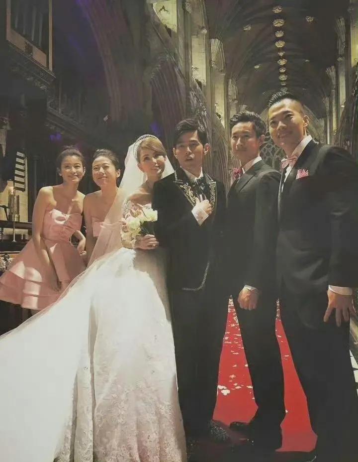 周杰伦世纪婚礼现场！
如今看来依旧那么震撼，除了奢华的婚礼之外，周杰伦还特别为婚