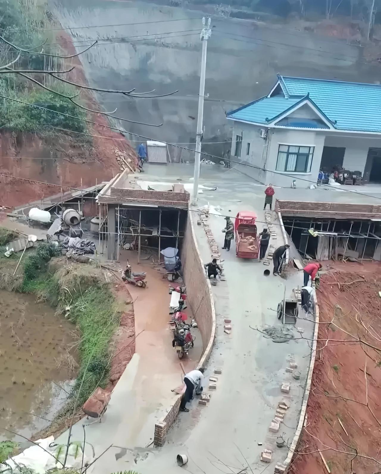 这打地基花的钱，应该可以建一套好房子了吧。