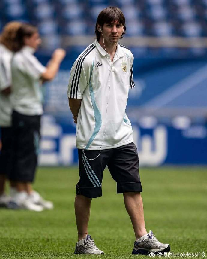 【梅西晒2006和2026世界杯对比照】 6月14日，在社交媒体上晒出自己200