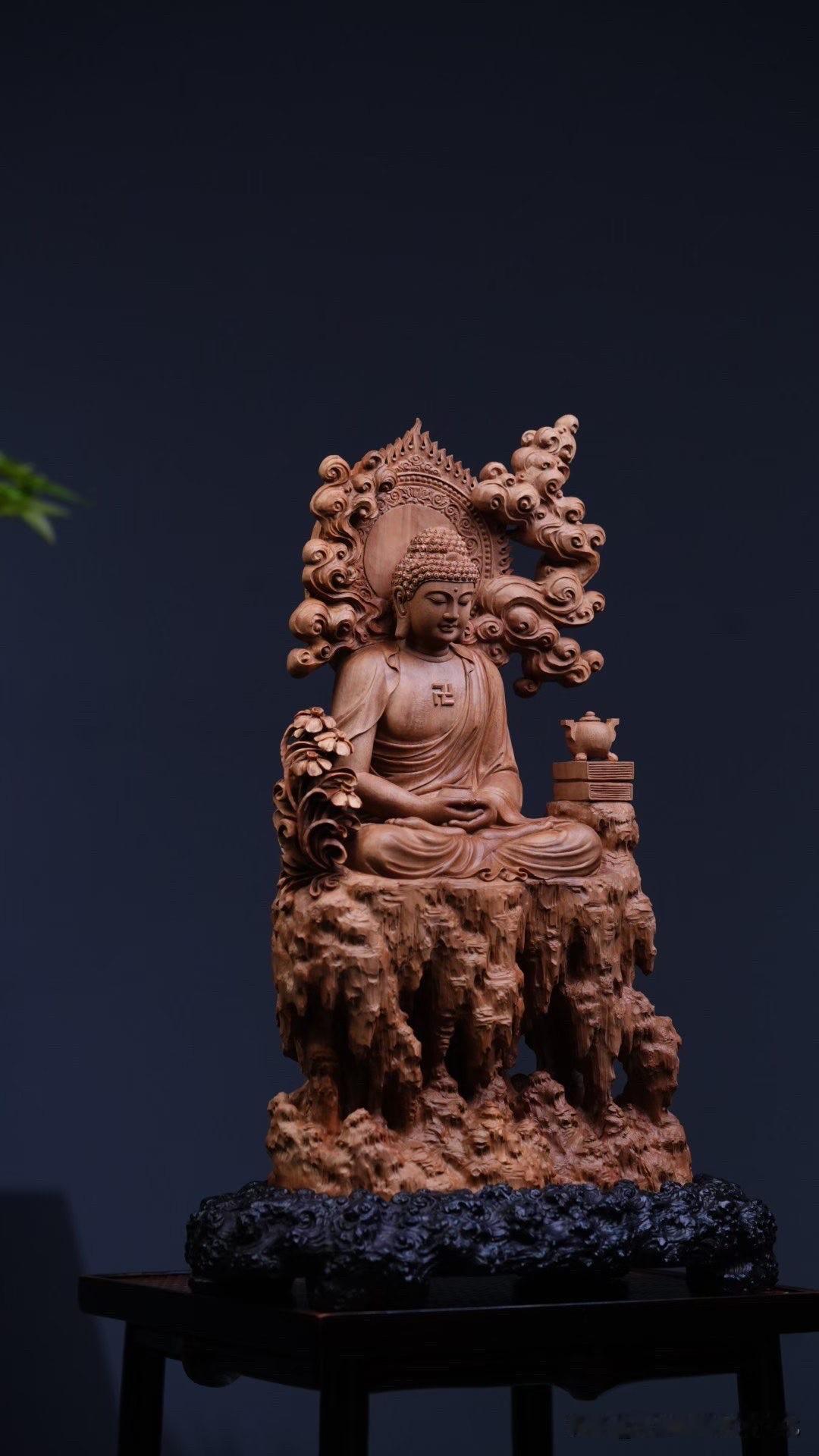 北齐风格的佛造像，有一种圆融厚重的气质。

这尊老山檀香释迦牟尼佛，面颊饱满，眉