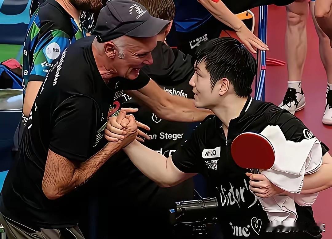 10秒握手破圈！樊振东，好样的！
夺冠后不冲领奖台，却弯腰与拄拐老球迷紧握双手1