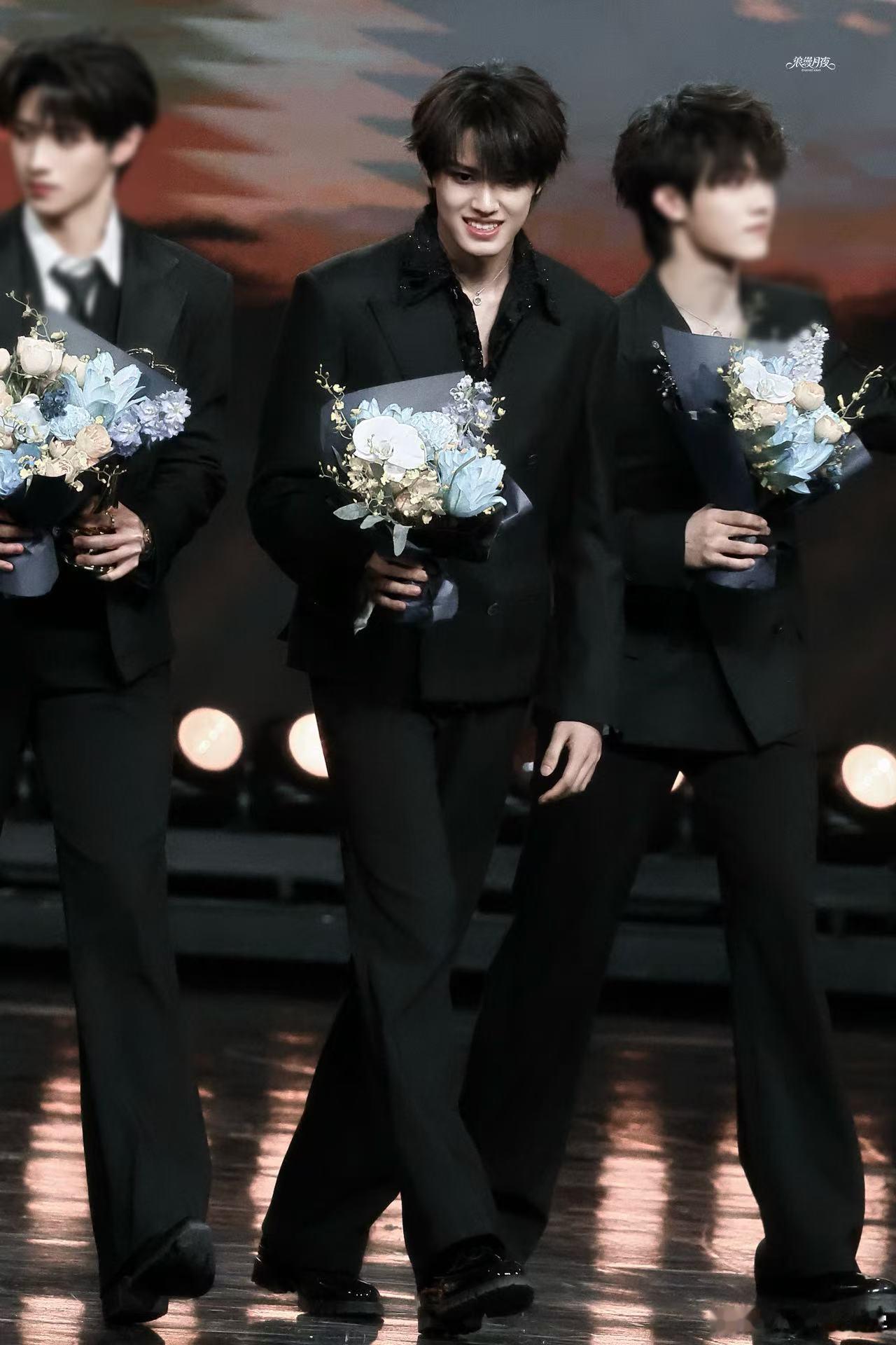 张极捧花贵公子 张极捧花领奖的样子太惊艳，没有刻意耍帅，自然流露的贵气最迷人 