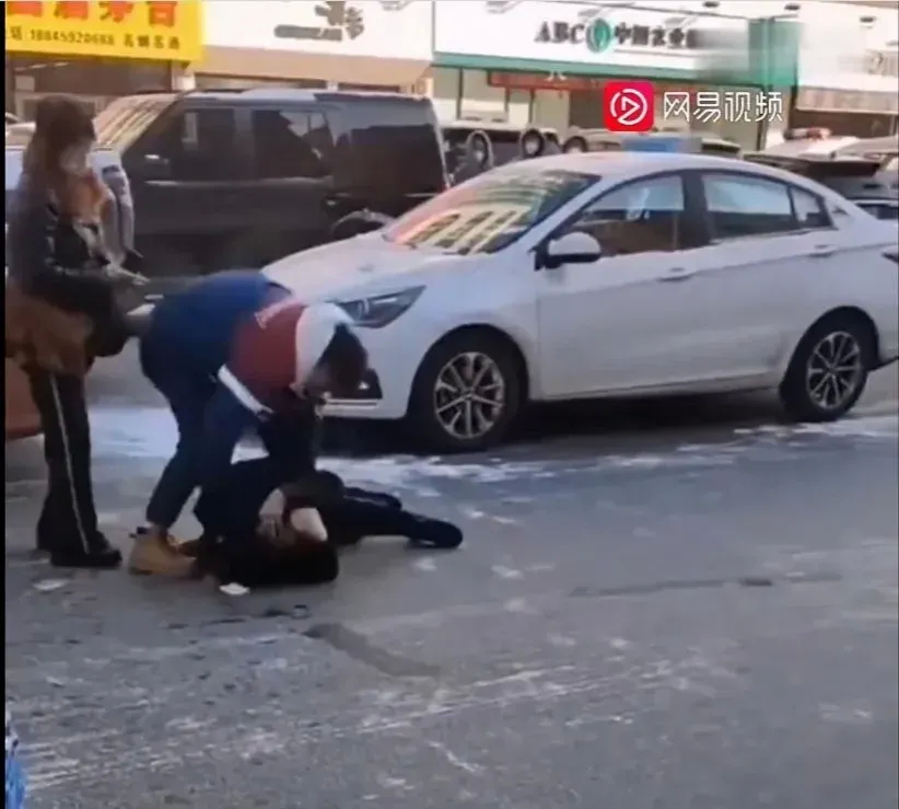 一大爷的车被一小伙的车追尾，小伙主动赔偿。本以为此事就此结束，没想到大爷依然不依