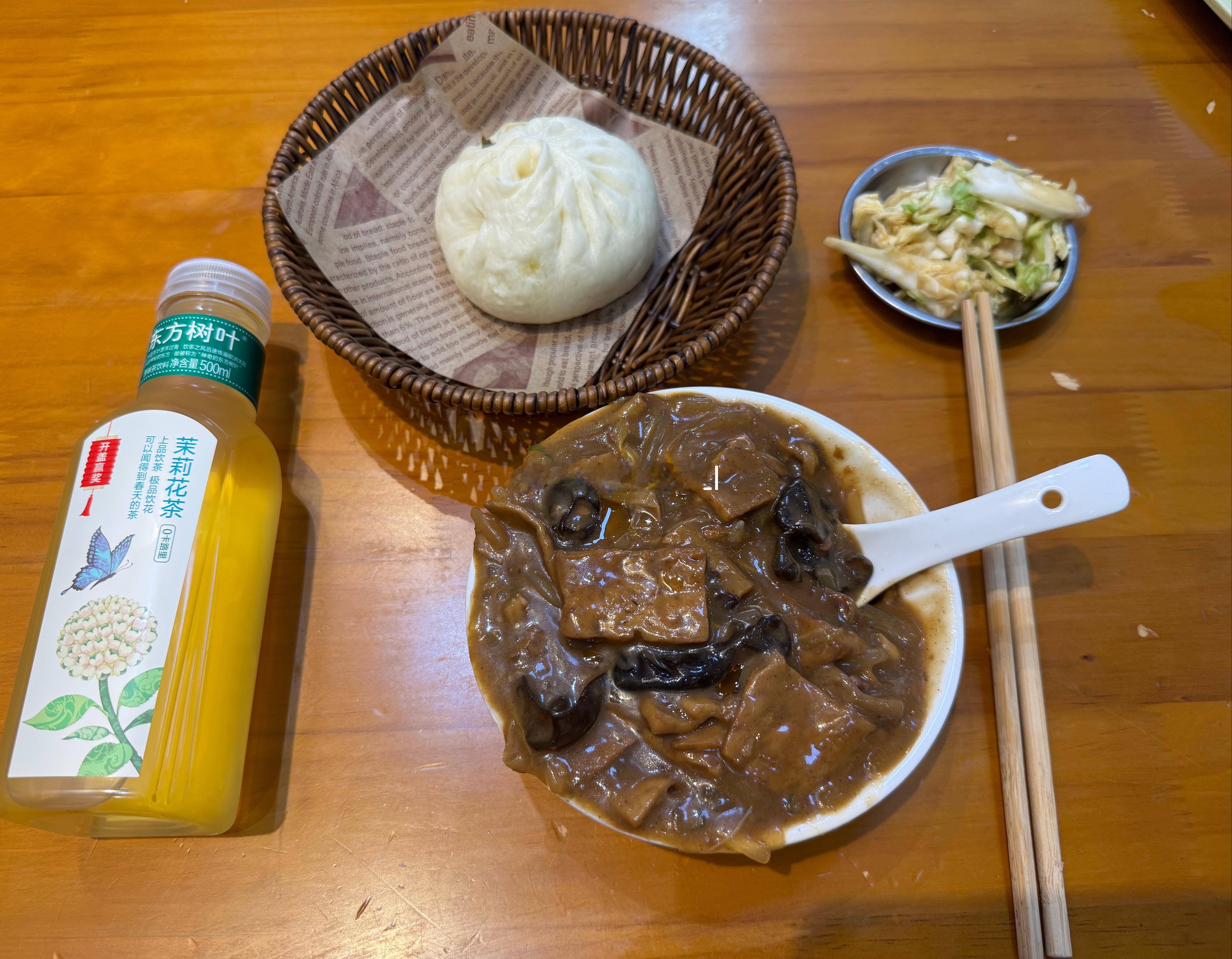 穆彦华胡辣汤，跟几年前吃过的方中山比没那么辣…不错👍梦想家ALI  ​​​