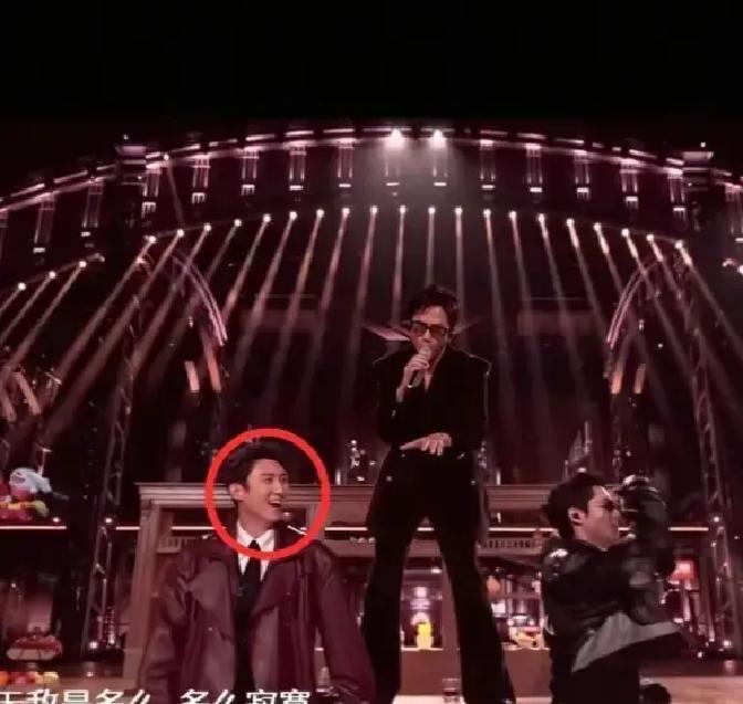 笑场7亿次播放，谁在真唱？
 
邓超蹦到黄景瑜破防那一秒，我直接坐直。全开麦、高