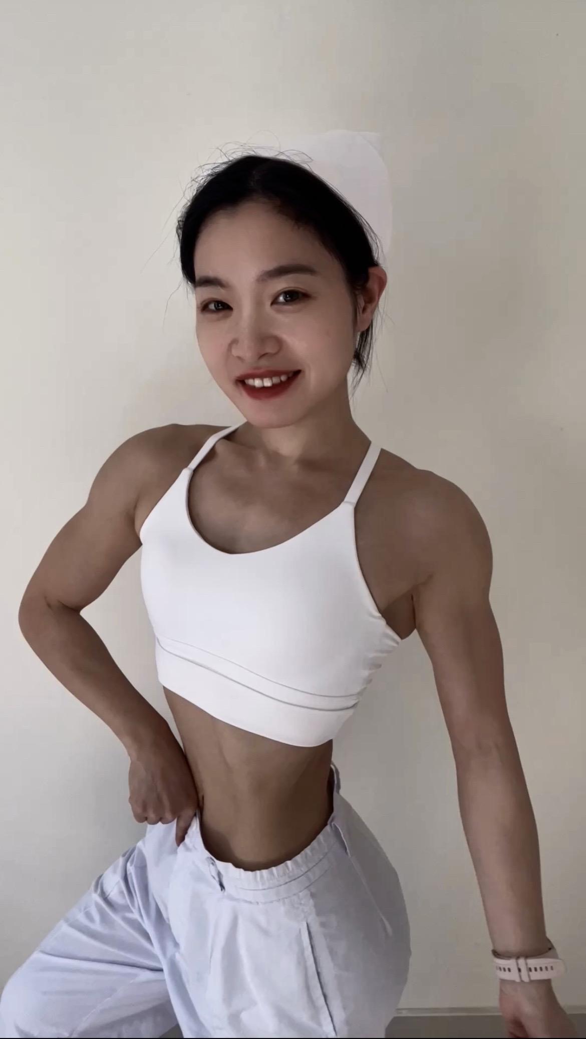 小护士实现了比基尼舞台的梦想，最好成绩小组第二，全程一个人，当天的妆造...