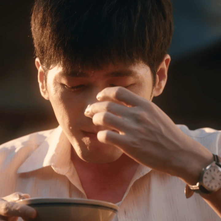 白宇喝豆汁表情管理 被白宇喝豆汁的表情管理笑到！自信开场到捏鼻破防，每个小表情都