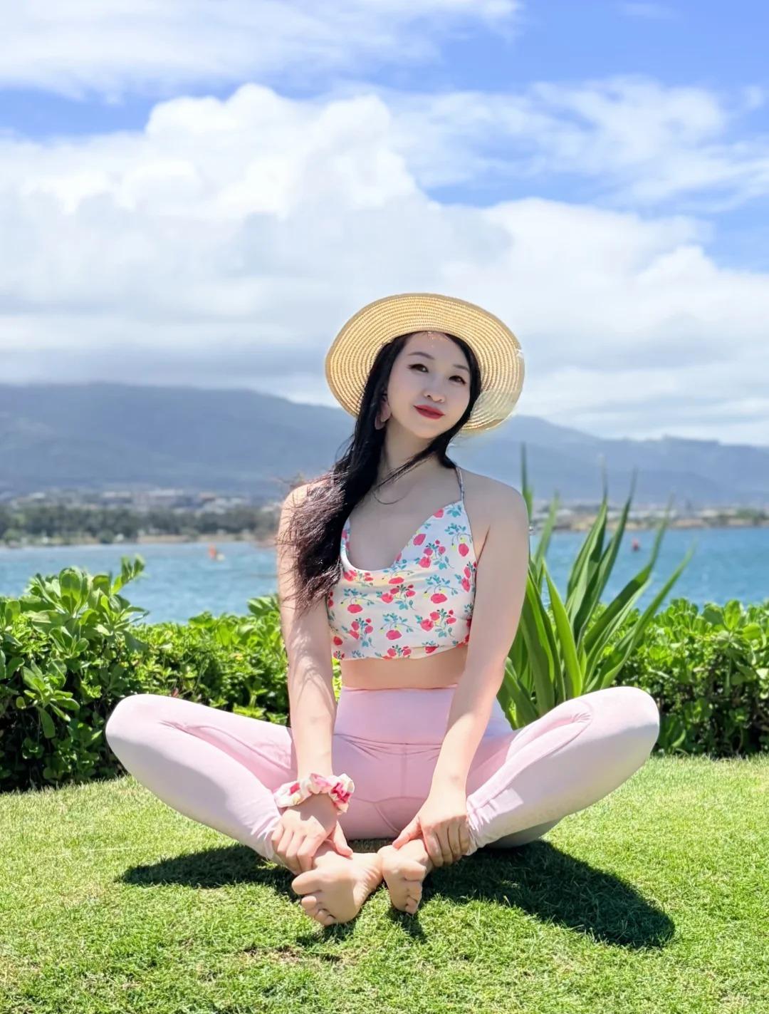 褪去日常的浮躁，赤脚站在草坪上跟随呼吸舒展身体，任由海风拂去周身疲惫，让紧绷的四