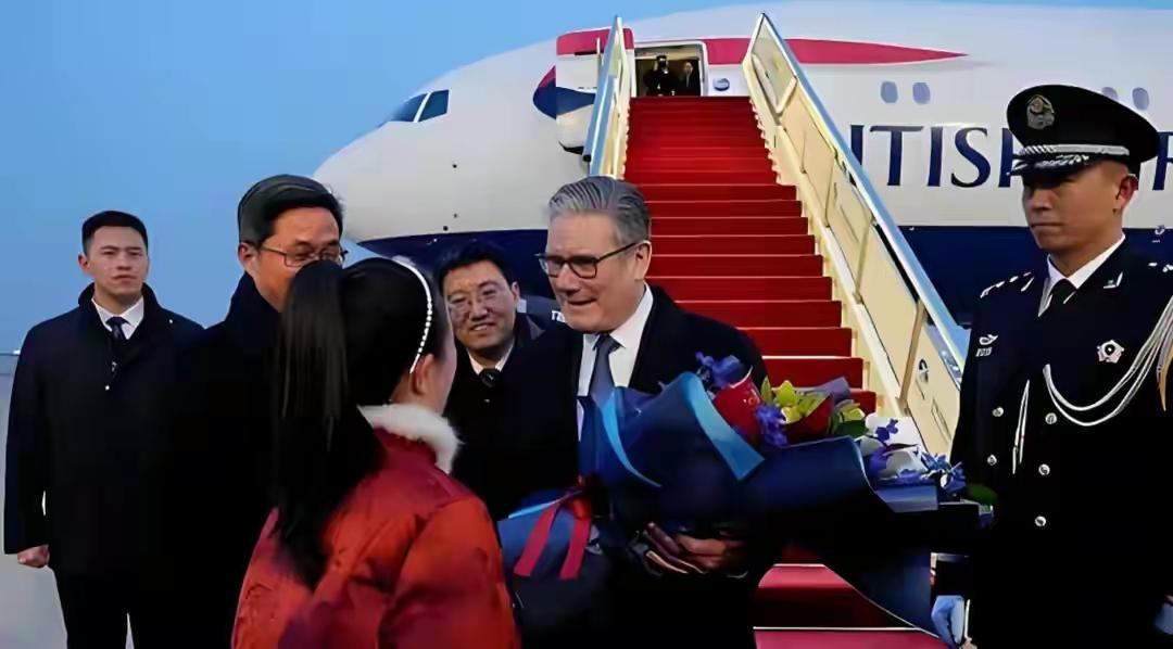 中英达成11项成果，斯塔默站在故宫，向全球通报喜讯，特朗普摊牌