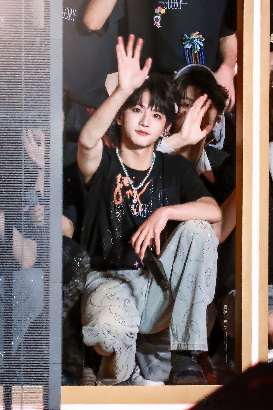 穆祉丞被礼花吓了一跳 这礼花来得太突然，把我家馒头吓得都快跳起来了，还要迅速调整