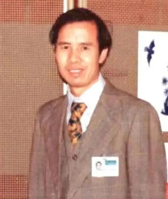 [兔子]1983 年 11 月，我国外交官何存峰乘坐美国客机飞往纽约，在飞行途中