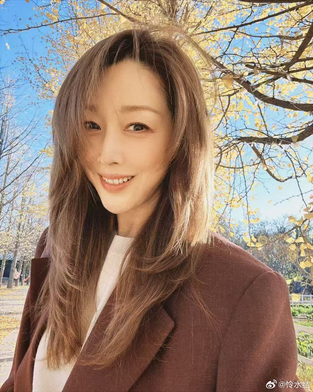 老板问为什么上班听歌？我说在学孙悦——人家54岁还在坚持唱歌，我在坚持什么？坚持
