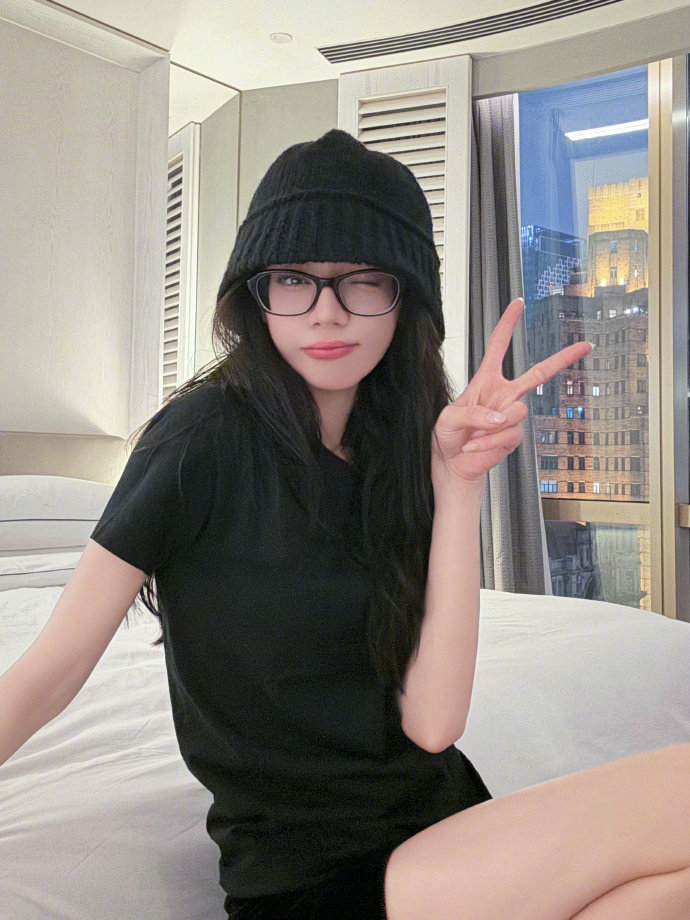 迪丽热巴拥有两部小成本破亿电影，按照当年的说法是90花里面唯一一个验证了自己扛票