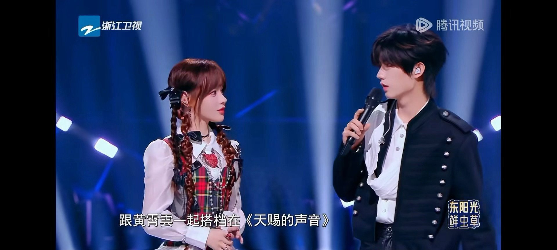 黄霄雲张子墨黄金左右脸黄霄雲左脸好看张子墨右脸好看巧妙的侧脸互补搭配，再加上扎实