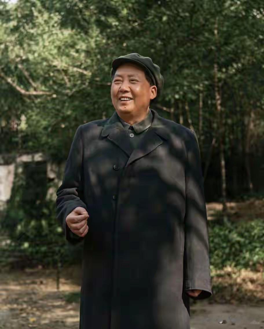 林间树荫之下，伟人缓步漫步。身着长款大衣，神情舒展，笑容温和从容。历经岁月沉淀，