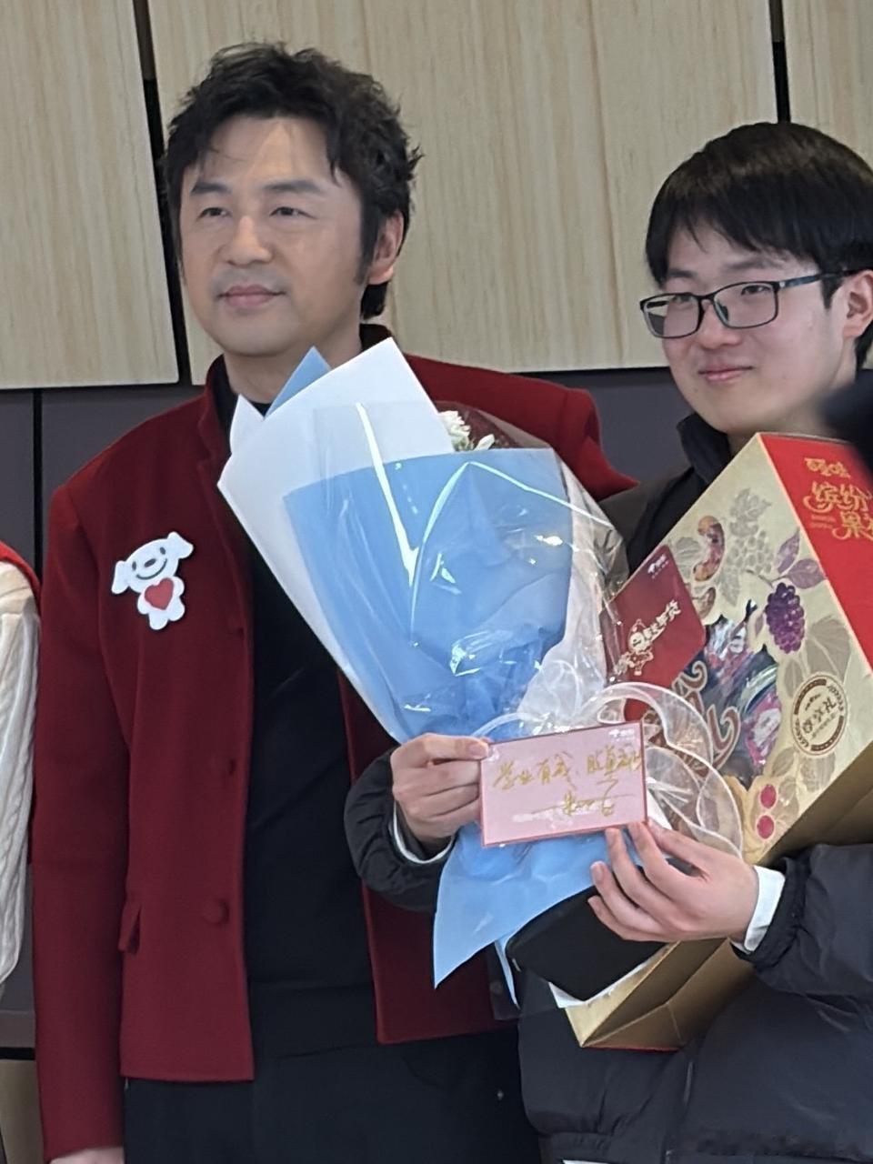 雷佳音自带坚果上街唠嗑 这操作太圈粉！雷佳音提零食上街，见人就送还唠半小时，自来