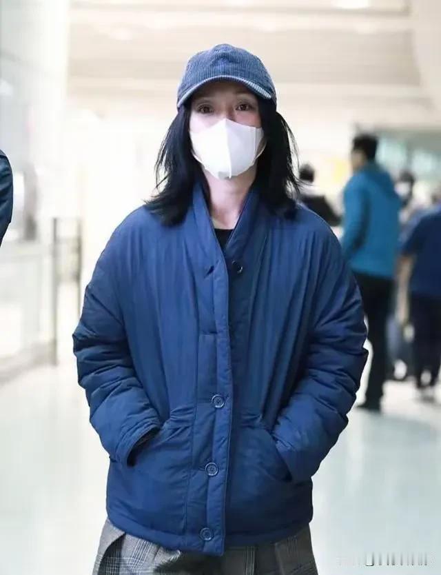 特立独行就是明星着装！
如果你是普通人，穿这一身出门会被嘲笑“土”！
周迅出门穿