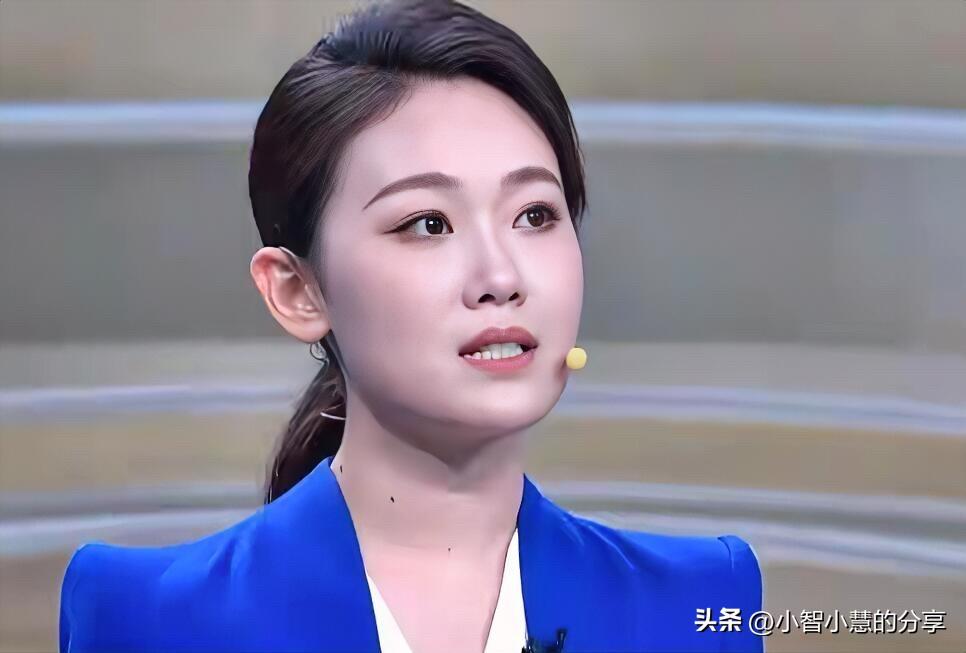 这个女主持人她的长相气质都充满高级感，美得让人心醉，五官精致，搭配匀称，身材高挑
