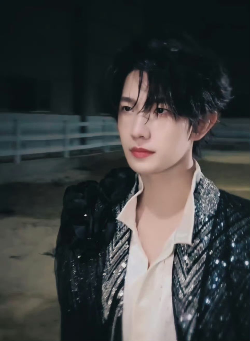 杨洋执剑黑马王子男神就这么轻轻回归帅晕全场 