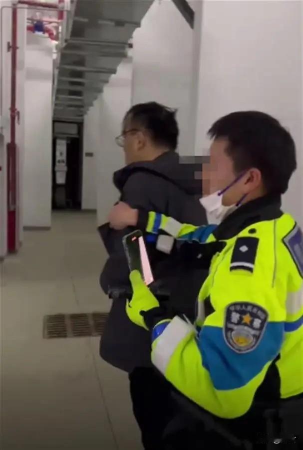 副镇长开套牌车，被抓了个正着，还“打人骂人”。这个事儿不大，影响却应该不小。
事