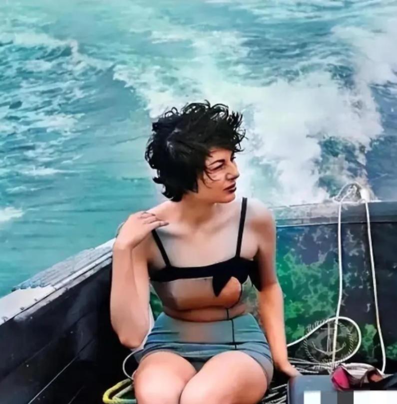 1960年，伊朗王后索拉娅因无法生育被废后，为了排解苦闷，她天天购物四处旅游散心