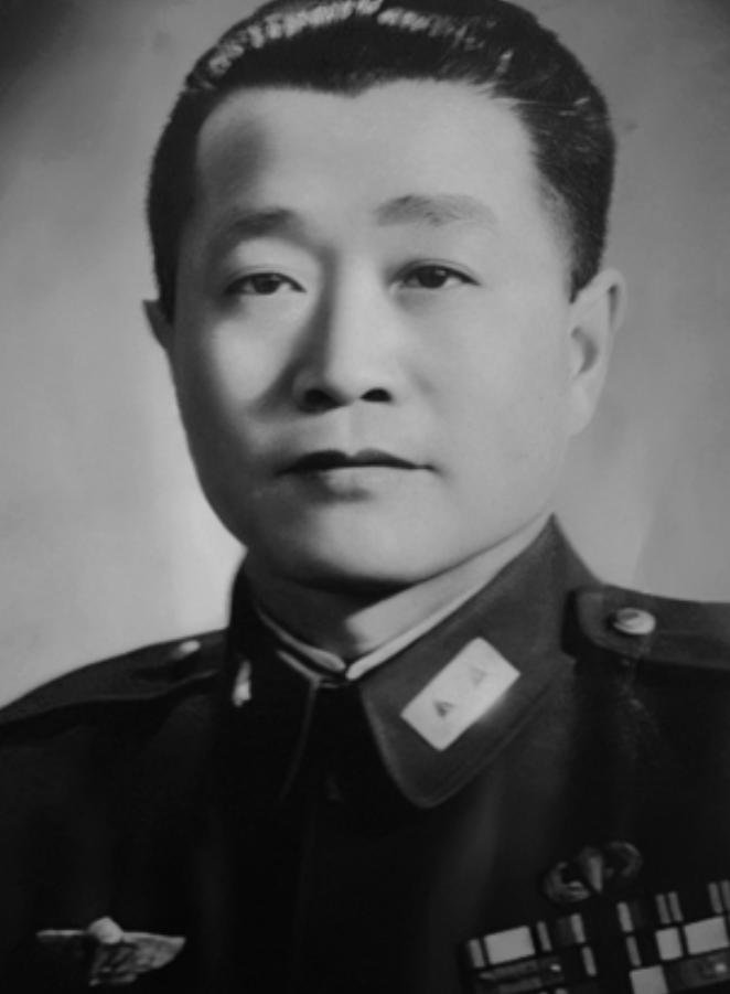 1927年，周恩来被捕，谁料，审讯他的人，竟是他的学生，他凑近周恩来，轻声说：“