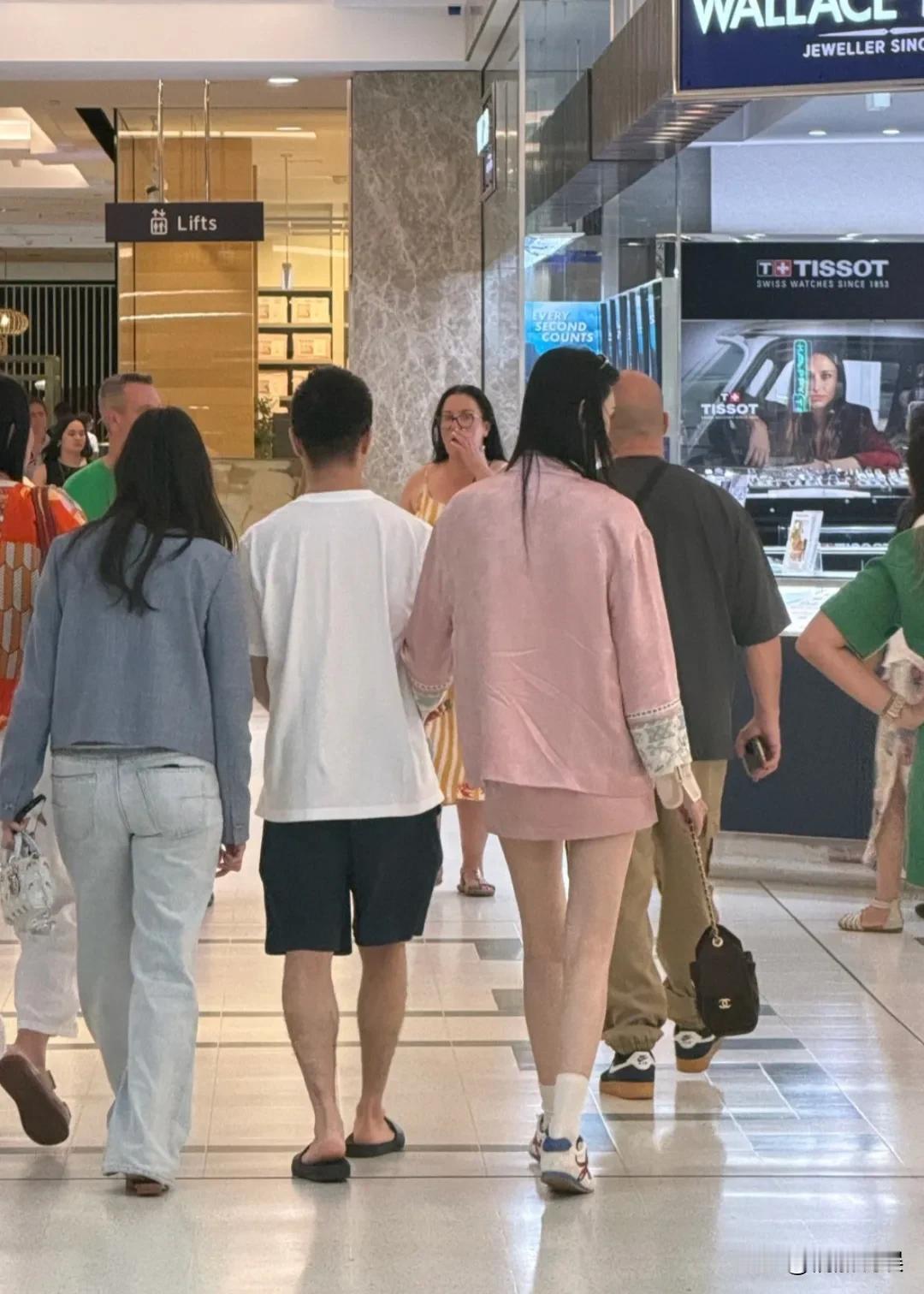 奚梦瑶和何猷君夫妻俩现身澳大利亚黄金海岸度假。
奚梦瑶穿着一套粉色中式，长发披肩