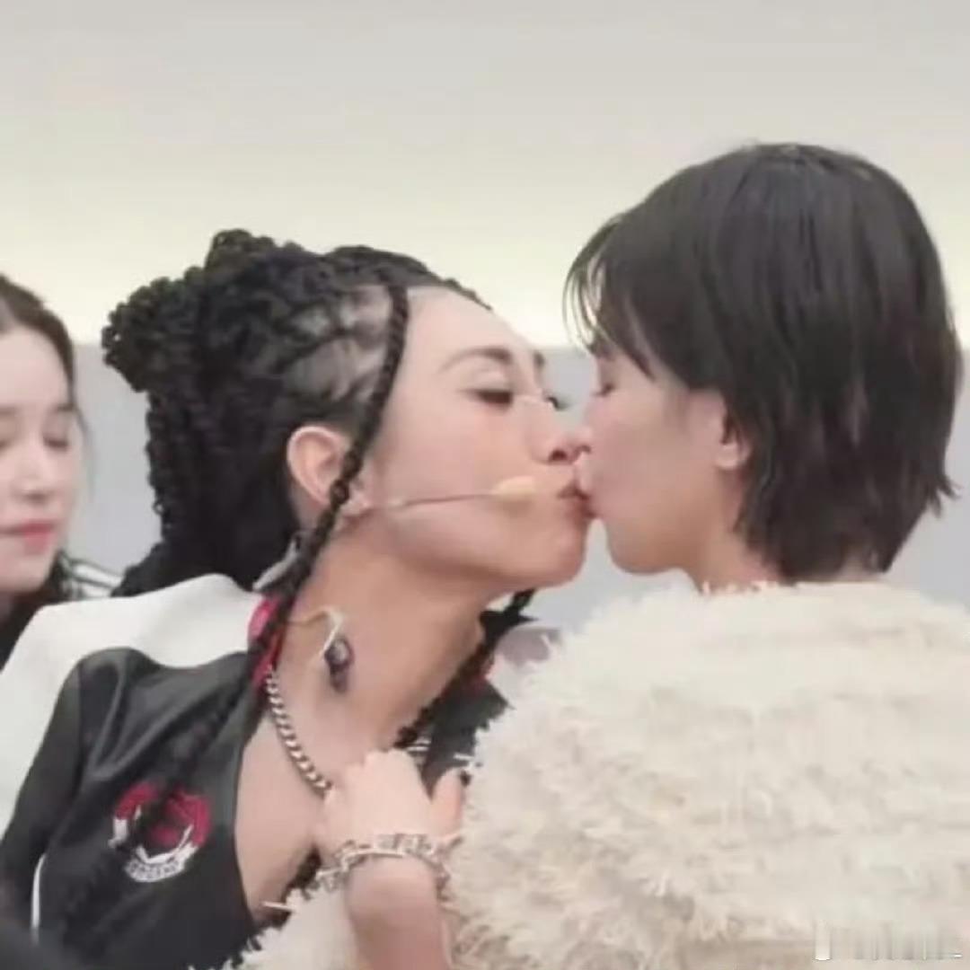 曾沛慈淡淡直播亲亲曾沛慈和淡淡亲了哇啊啊啊啊曾沛慈淡淡亲了一口