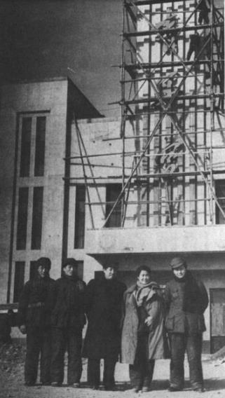 右起:金山、张瑞芳、廖承志。(1950年)