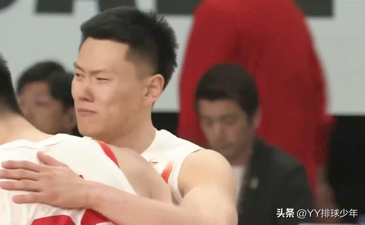 终场哨响，中国男篮客场力克日本的喜悦里，李弘权掩面落泪的一幕，戳中了无数人。
