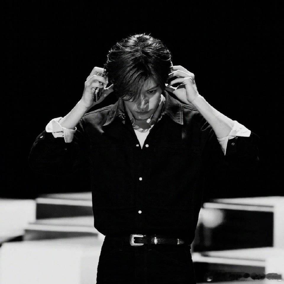 #易烊千玺[超话]#“你像是我迷茫的青春中唯一的信号灯”  𝐘𝐨𝐮 𝐚?