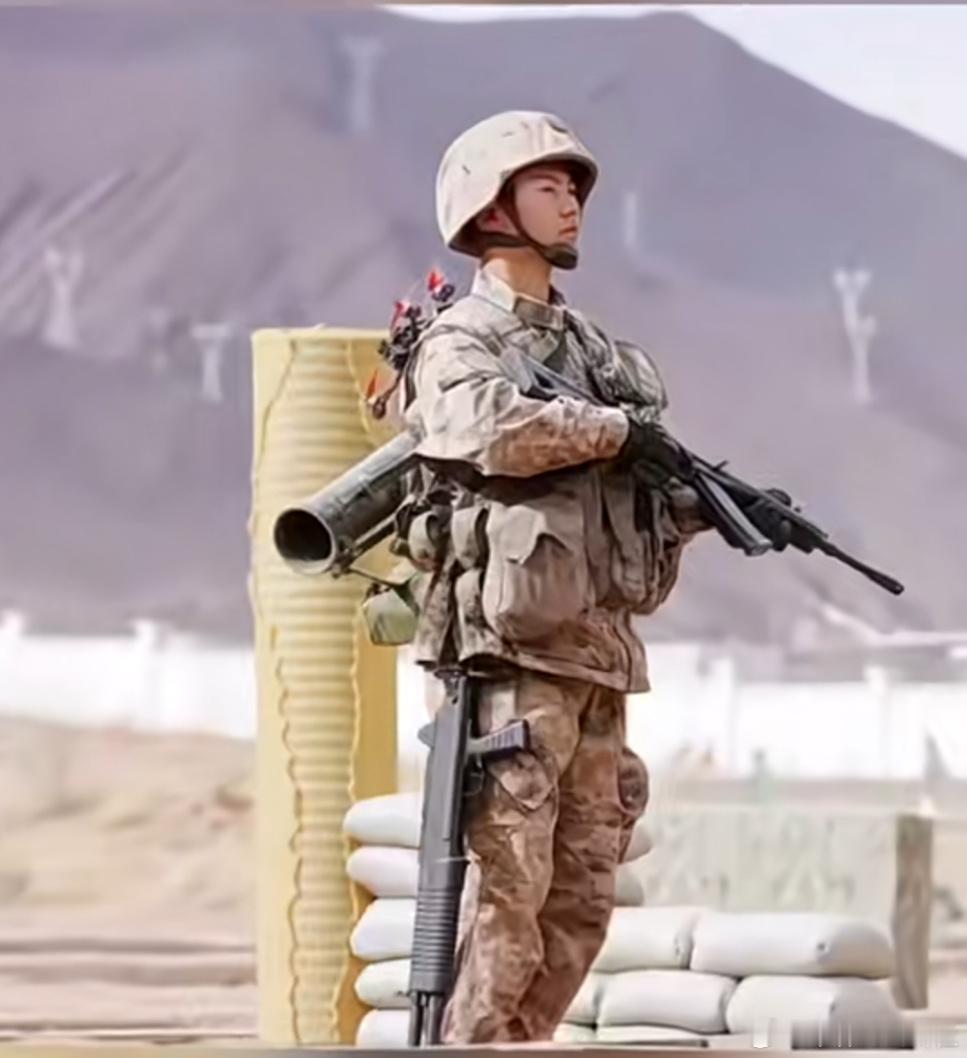 我国“超级战士”照片在国外刷屏，携带4种武器影响力出圈。图中我军步兵携带191突
