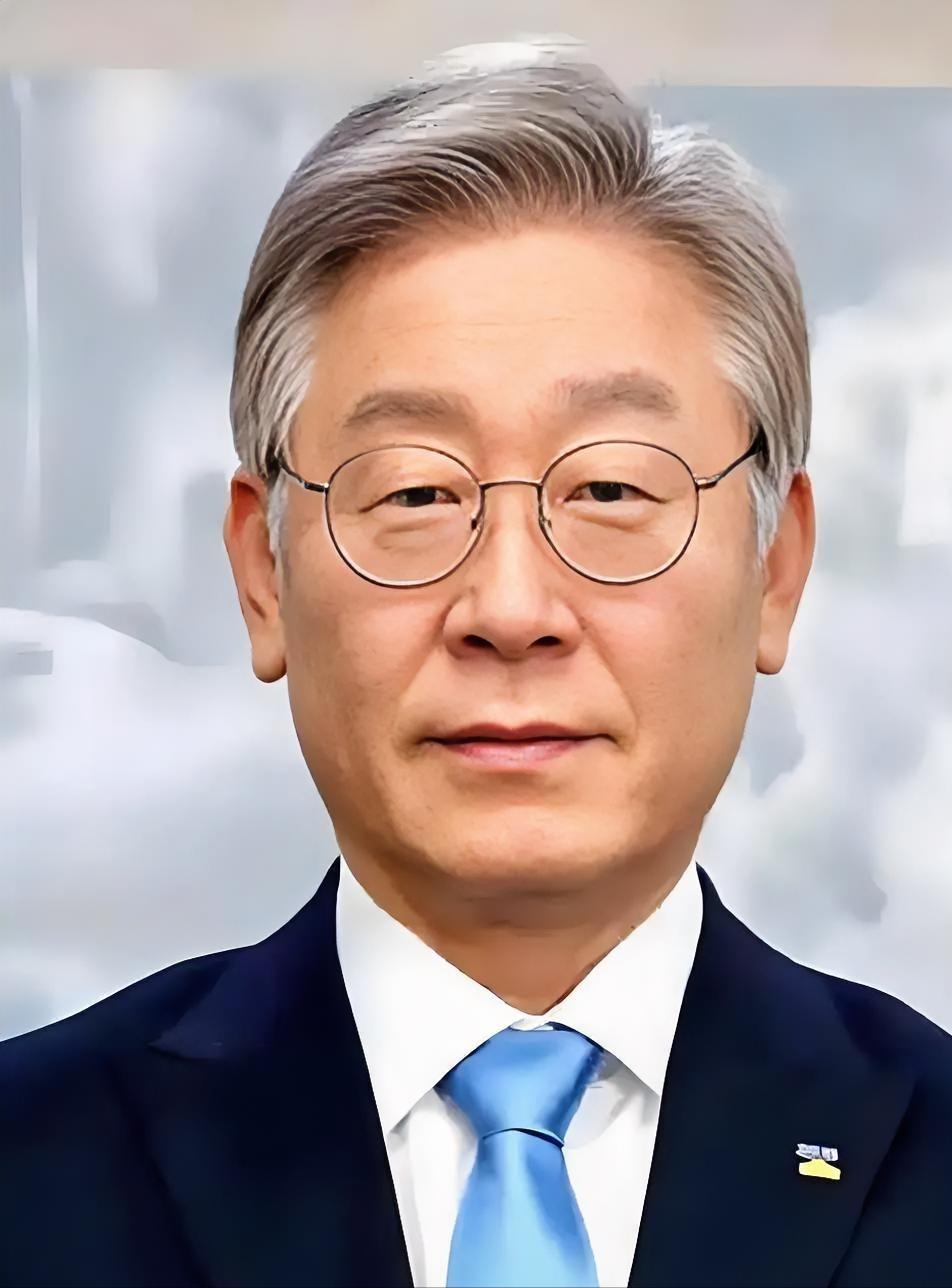 韩国总统李在明宣布:

2月26日，韩国总统李在明在青瓦台宣布，必须持续努力与朝