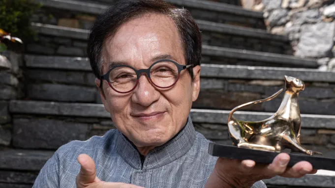 世界著名电影明星成龙荣获第78届洛迦诺电影节终身成就金豹奖，昨天他在洛迦诺领到了