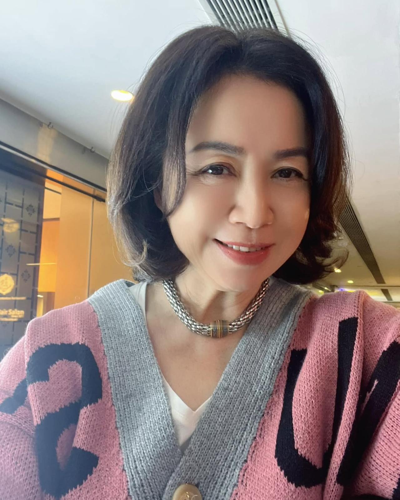 她曾经是1984年香港小姐选美比赛季军，也参与不少香港电影，可惜演艺事业发展平平