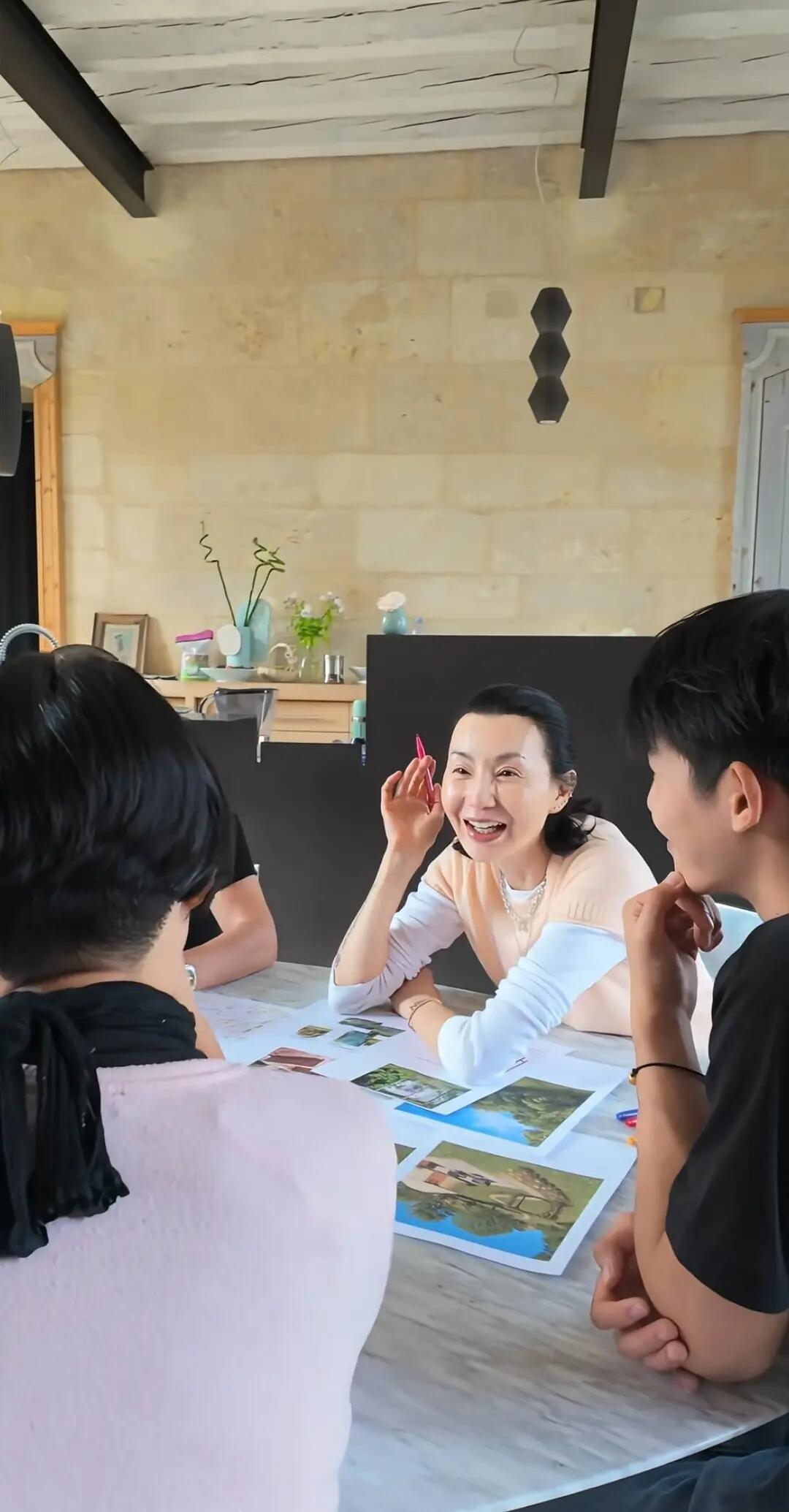 张曼玉近期，保养怎么样？ 