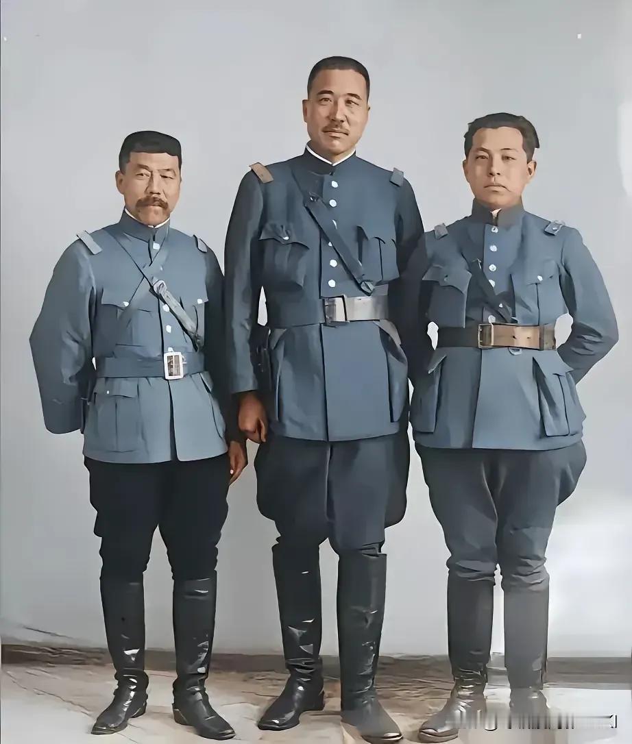 这可是一张真实的军人照片，你能猜出这三个人是谁吗？右边这位被称为民国美男子，我怎