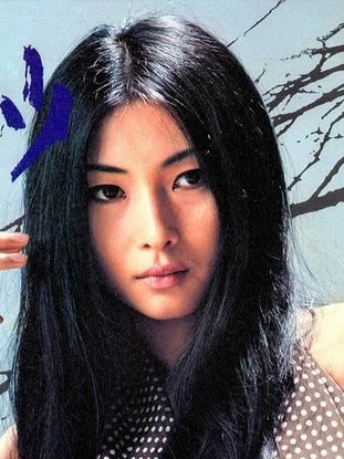 1973年，梶芽衣子为她的唱片《やどかり》拍摄的封面写真。穿上波点的“修罗雪姬”