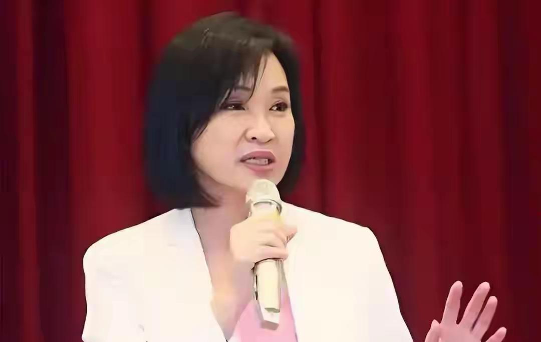 柯志恩这只老狐狸，现在又说军购是蓝白合的一次大成功，不仅砍掉了民进党的4700，