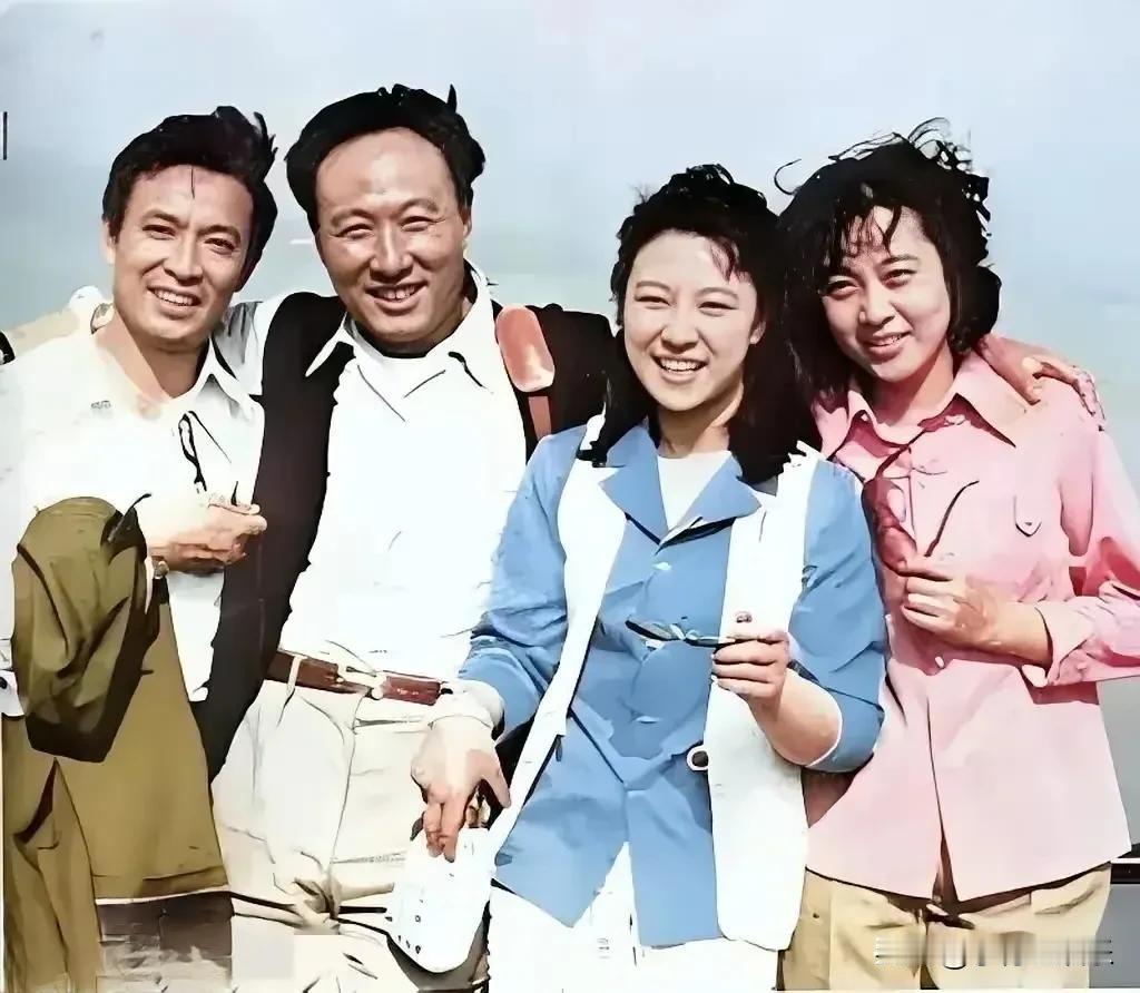 这是一张八十年代的老照片了，能认识其中的两位就不错了。[作揖][作揖][作揖]