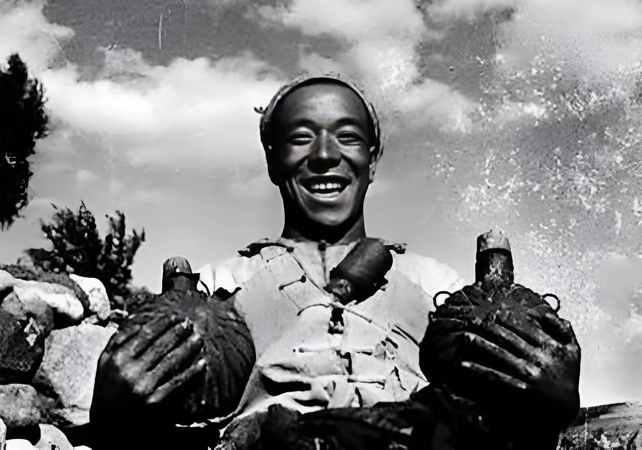 一泡尿，送走一名日军中将指挥官，42年后中国老兵才知自己立大功。

老兵叫黄士伟