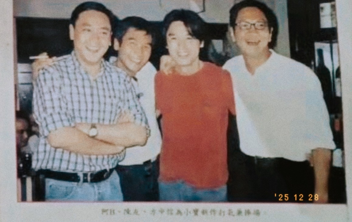 -那位白衫衬喵咪笑得有点可爱