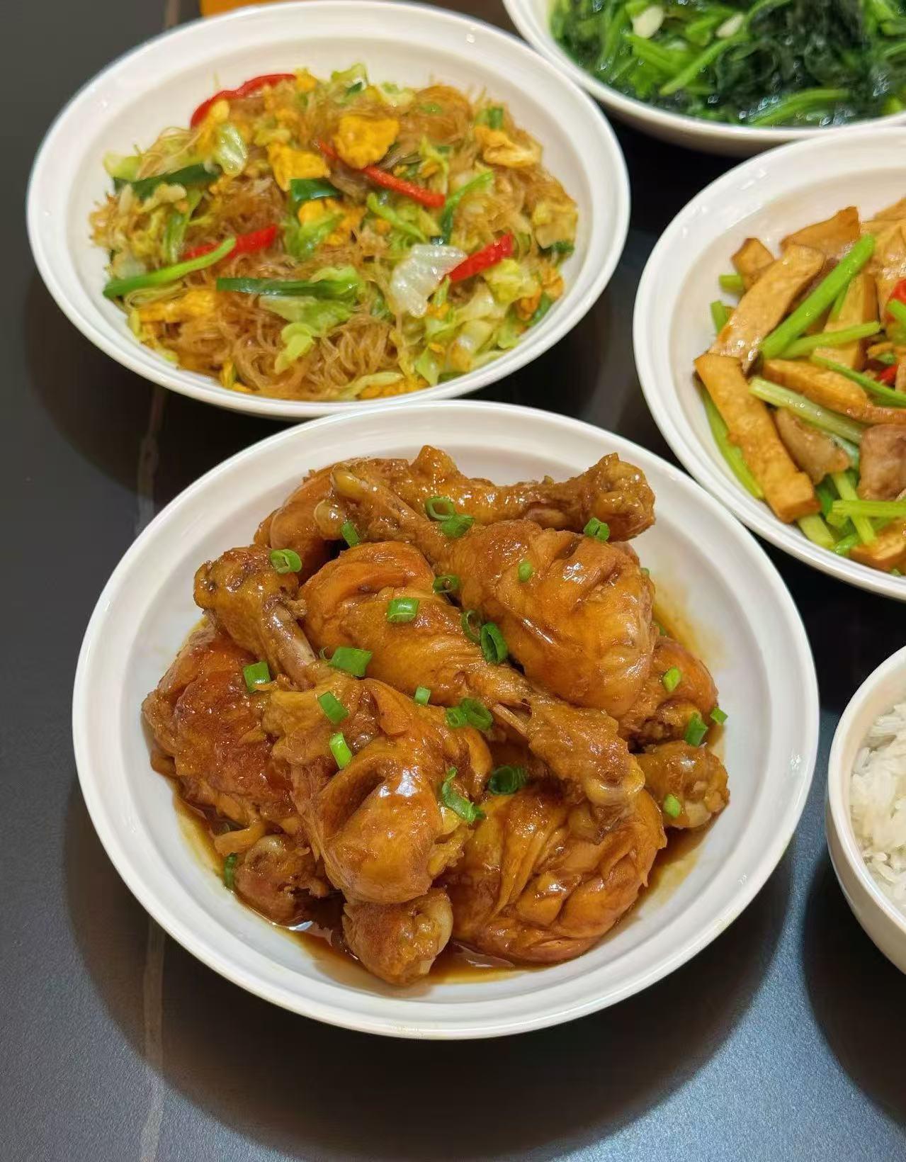 这桌菜真丰盛，有鸡腿有炒面还有青菜。