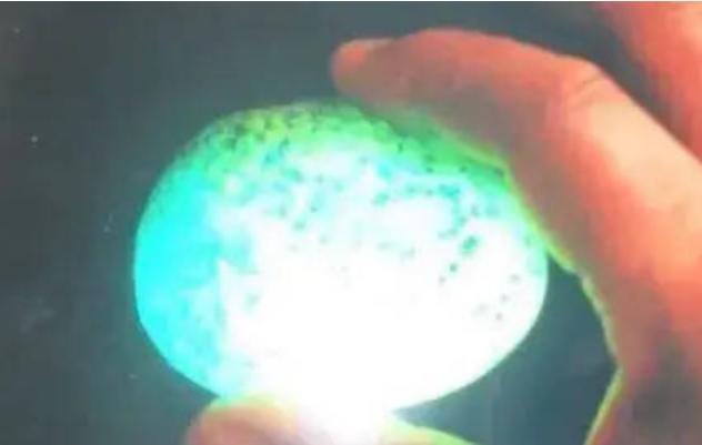 1990年，李大姐陪着爸爸到新疆旅游，在地摊上用300块钱买了颗珠子。后来，把它