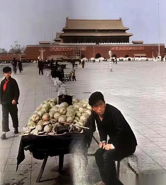 刚刚看到这样一张照片，当年有人在广场上卖萝卜。这不会是AI做出来的图片吧？记得当