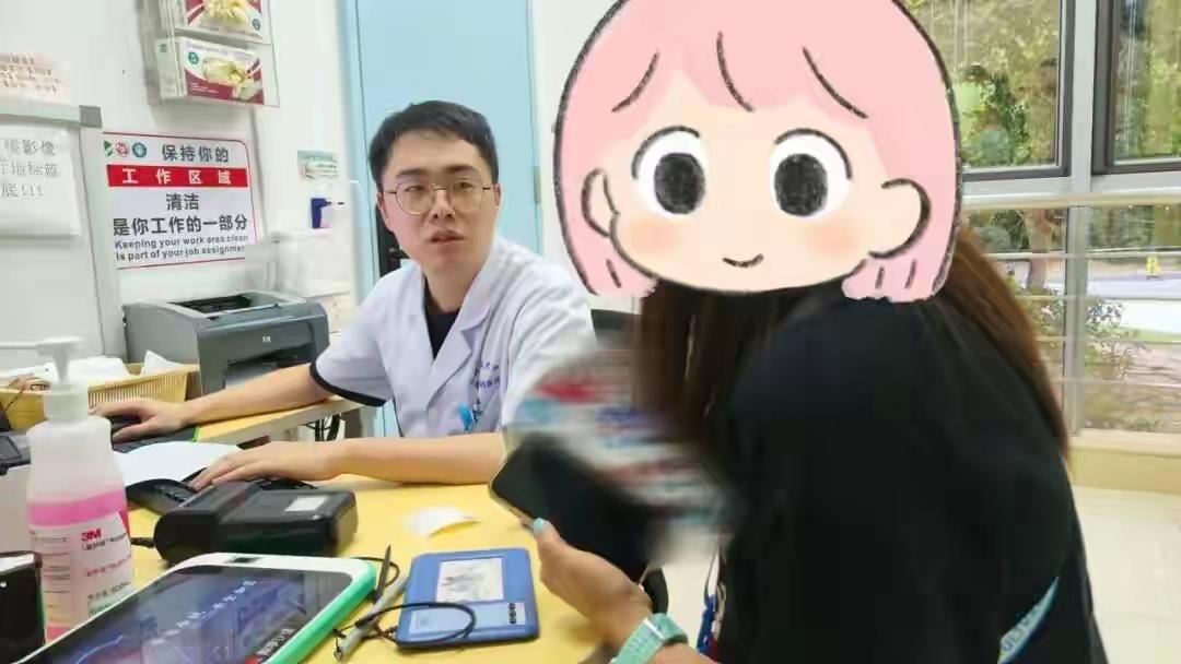 浙江宁波，男子开窗通风，一个黑乎乎的东西直接冲进办公司，最后停在男子衣角，男子定